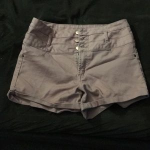 Shorts with 3 buttons and zipper